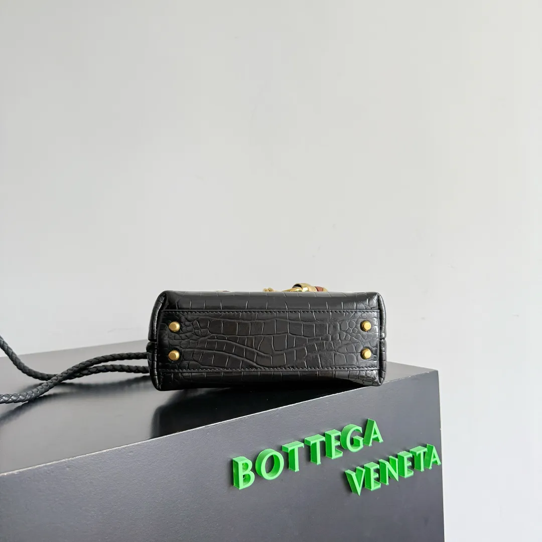 Batch 2880 BOTTEGA VENETA crocodile leather mini andiamo is paired with a four-piece oak hardware set, making the entire bag more layered. As a classic model of the BV family, each innovation brings different surprises to fans. There are three ways to carry it with different makeup. Crocodile skin is called the gold in leather and is famous for its top luxury and rarity. During use, the luster of the crocodile skin will not fade or fade with time. No matter how long it is used, it will still remain new. And because each crocodile skin is different, the effect of each crocodile leather bag is different. Style number: 777614+wood hardware Size: 22*15.5*9cm
